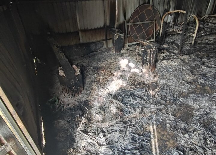 Durante la noche, un puesto de protección forestal en el distrito montañoso de Dong Giang fue incendiado y quemado por personas mal intencionadas. (Foto: K.L.)