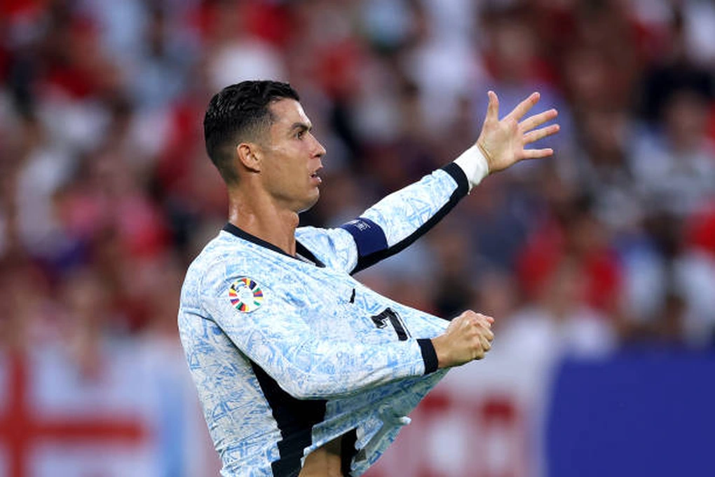 Referee heavily criticized for denying C. Ronaldo's penalty