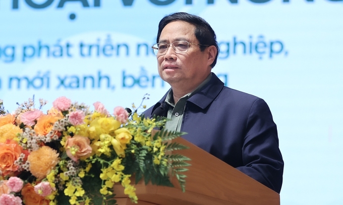 El primer ministro Pham Minh Chinh habla en un diálogo con agricultores en la tarde del 30 de diciembre. Foto: Nhat Bac