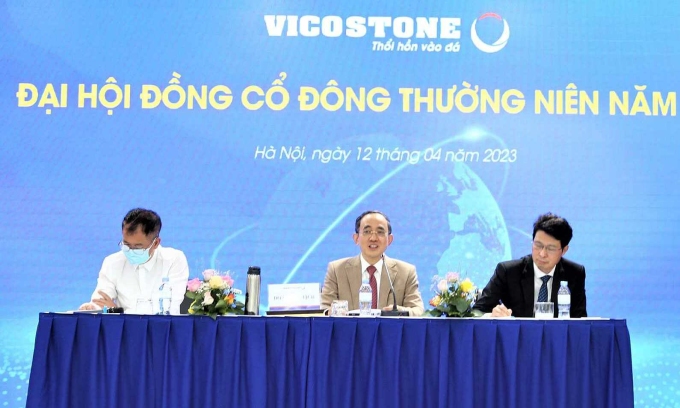 Mr. Ho Xuan Nang (middle) chaired the 2023 annual meeting of Vicostone. Photo: VCS