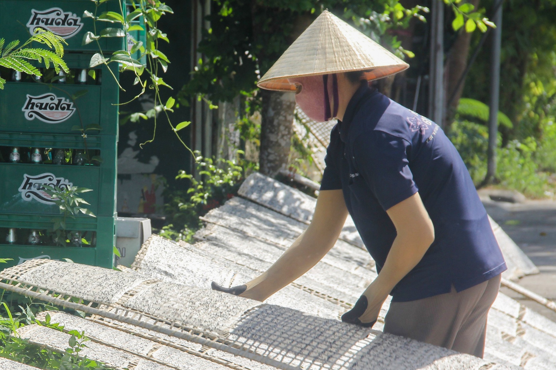 Mướt mồ hôi từ trong bếp ra ngoài sân làm bánh tích trữ cho mùa mưa rét - 8