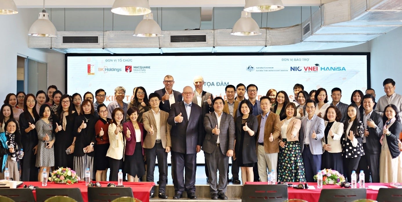 International experts join hands to find solutions to develop an innovation ecosystem and support startups for Vietnamese students