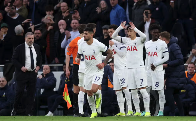 Son y Johnson entraron al campo al mismo tiempo, justo cuando el Tottenham acababa de empatar 1-1. Foto: Reuters