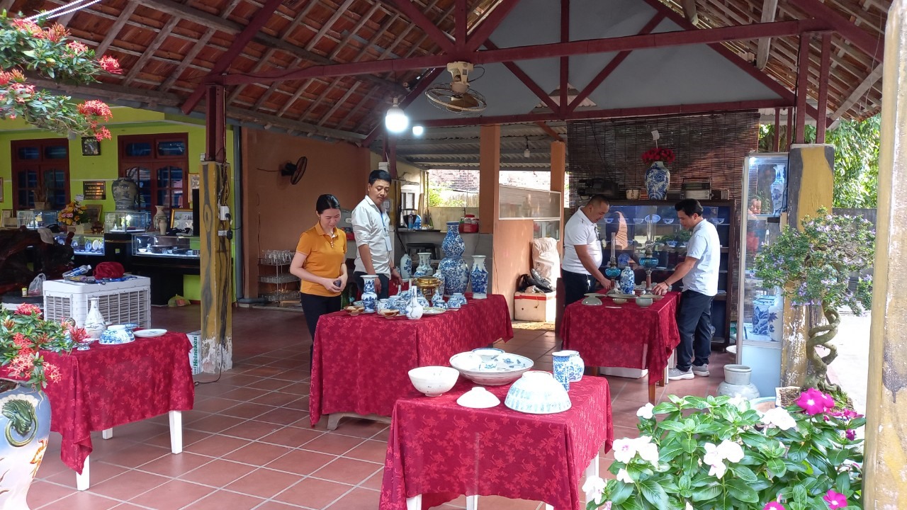 Platz zum Ausstellen und Tauschen von Antiquitäten im Truong An Coffee Shop (Tam Ky)