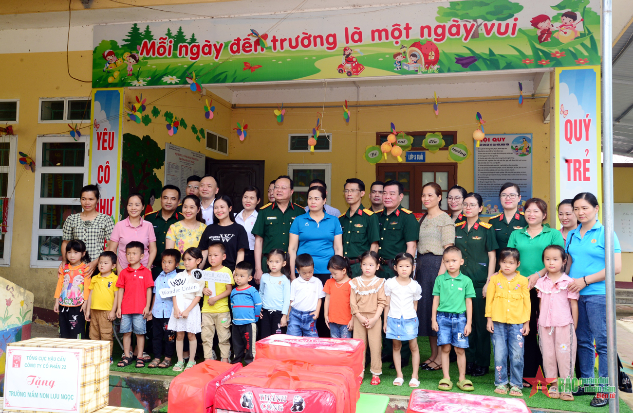 L'hôpital militaire 354 s'est coordonné pour organiser un examen médical et offrir des cadeaux dans le district de Trung Khanh, province de Cao Bang.