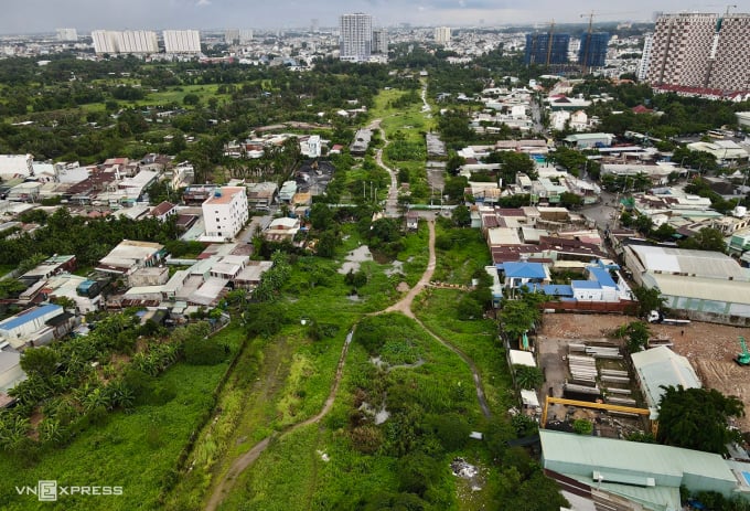 Estado actual del tramo 3 de la Ring Road 2, desde la calle Pham Van Dong hasta la intersección de Go Dua, sin terminar, julio de 2023. Foto: Thanh Tung