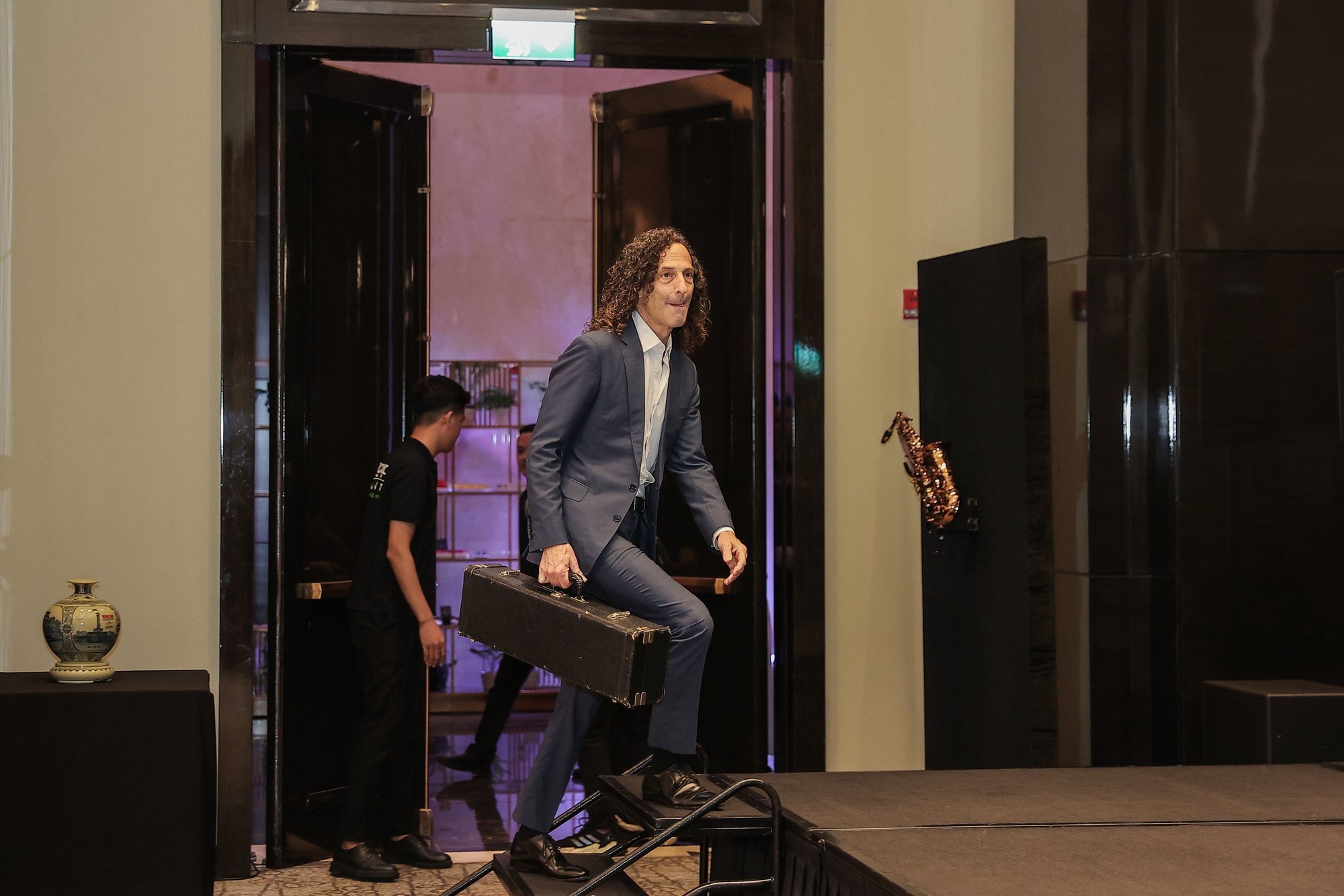 Kenny G tặng lại chiếc kèn saxophone để đấu giá gây quỹ từ thiện tại Việt Nam - Ảnh 1.