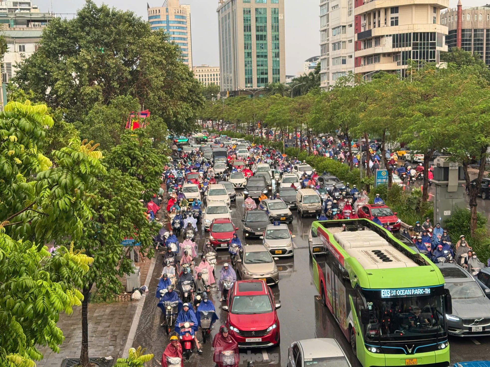 Người dân lại chật vật nhích từng mét trên đường giữa cơn mưa lớn giờ tan tầm ảnh 12