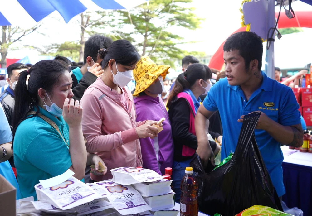 คนงานจับจ่ายซื้อของช่วงเทศกาลเต๊ดในโครงการ 