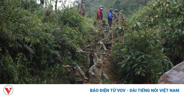 Superar 20 km de camino forestal para llevar a la víctima de regreso a su familia en Cao Bang