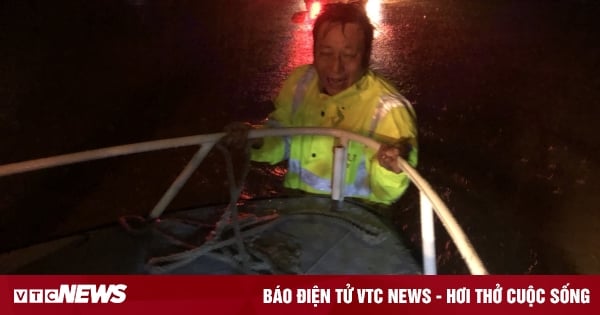 La police de la circulation de la ville de Hué a surmonté une violente inondation nocturne pour sauver une personne souffrant d'une grave insuffisance cardiaque