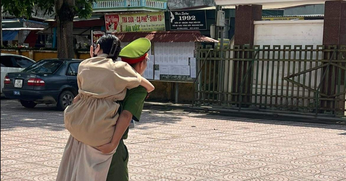 La policía lleva a una estudiante discapacitada a la sala de exámenes de graduación de la escuela secundaria en 2024.