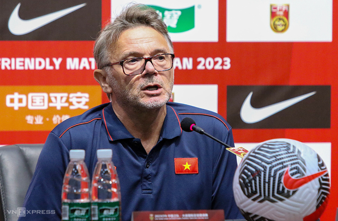 El entrenador Troussier en una conferencia de prensa en China hoy, 9 de octubre.