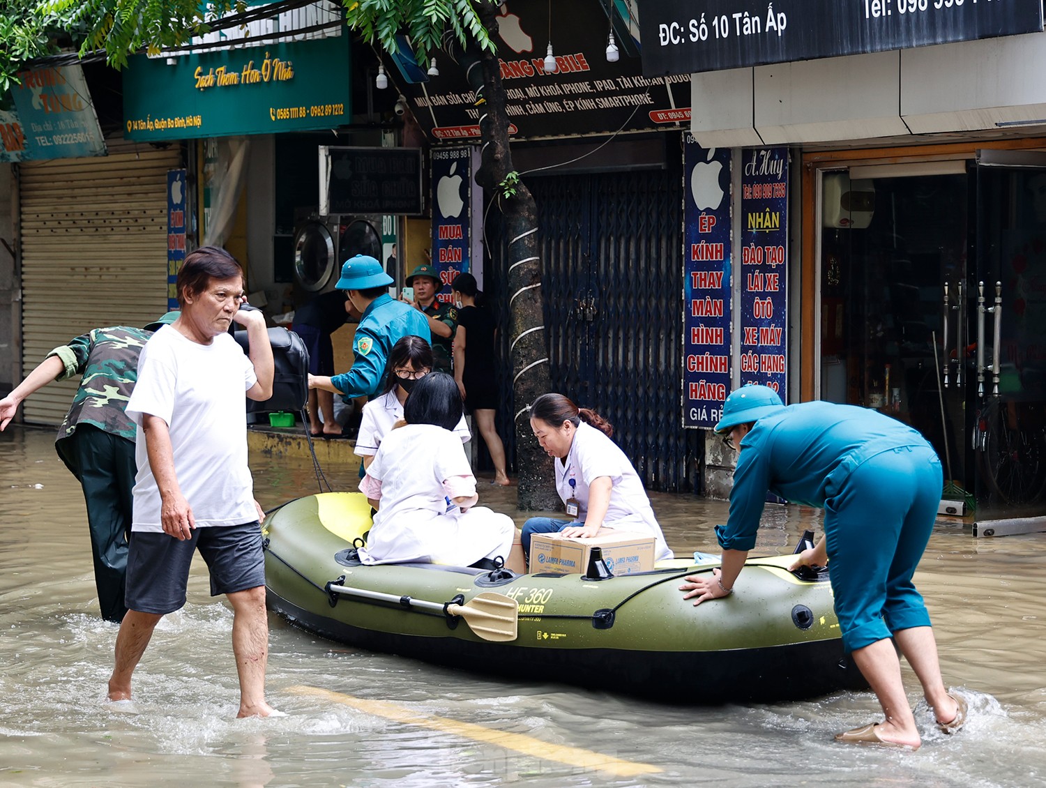 ฮานอย: บุคลากรทางการแพทย์นำเรือไปรักษาคนไข้ ภาพที่ 11