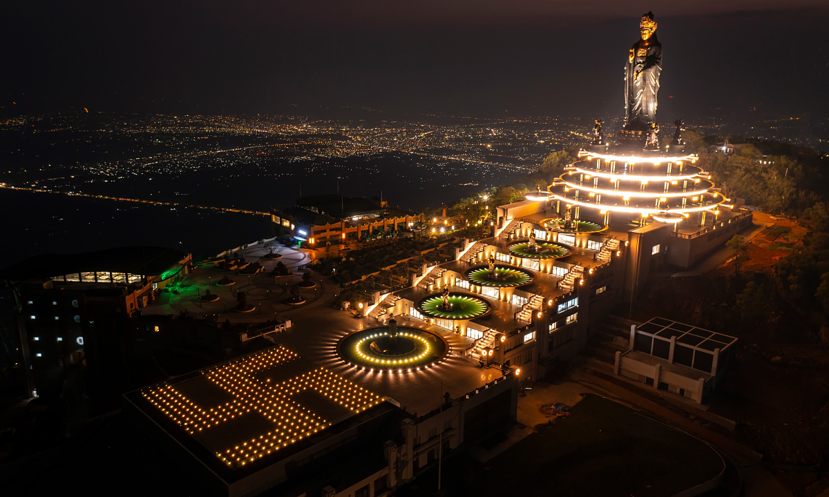 Celebre el cumpleaños de Buda en la montaña Ba Den