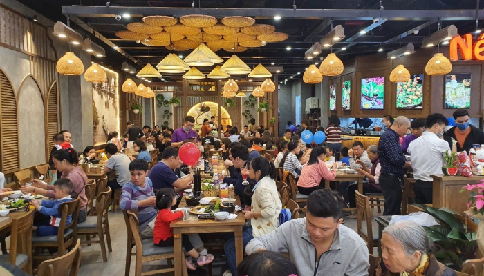 Vietnamese consumers increasingly tighten spending, a challenge for the F&B industry