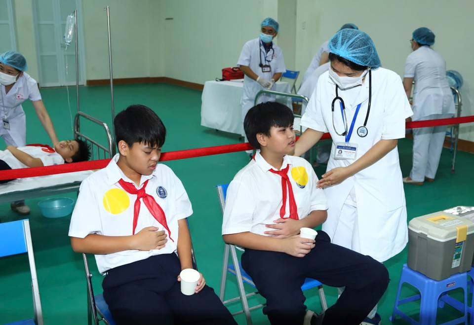 El personal médico y los estudiantes practican en una situación hipotética.