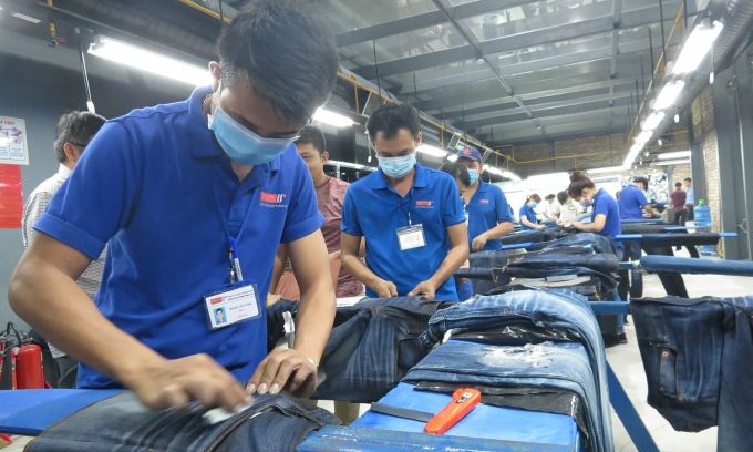 Công nhân PPJ làm việc tại nhà máy ở TP HCM trong giờ sản xuất. Ảnh: An Phương