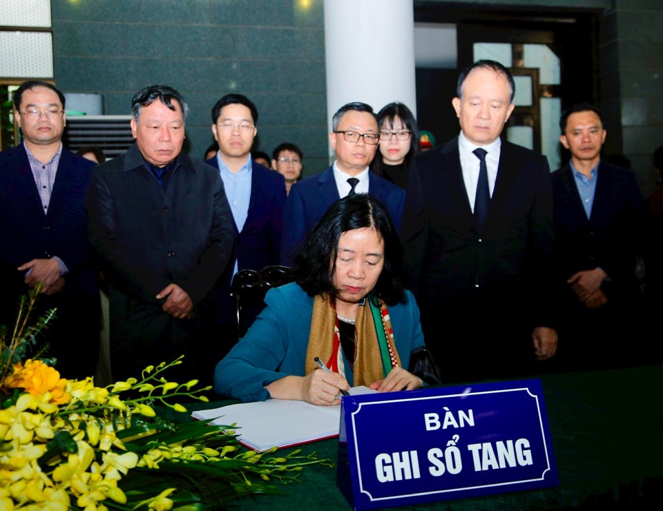 Die Sekretärin des Stadtparteikomitees, Bui Thi Minh Hoai, trägt sich in das Kondolenzbuch ein. Foto: Viet Thanh  