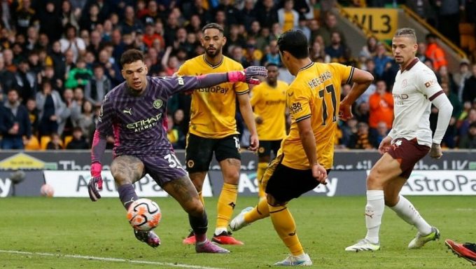 Khả năng chơi chân của Ederson là lợi thế qian trọng trong lối chơi của Man City. Ảnh: Reuters