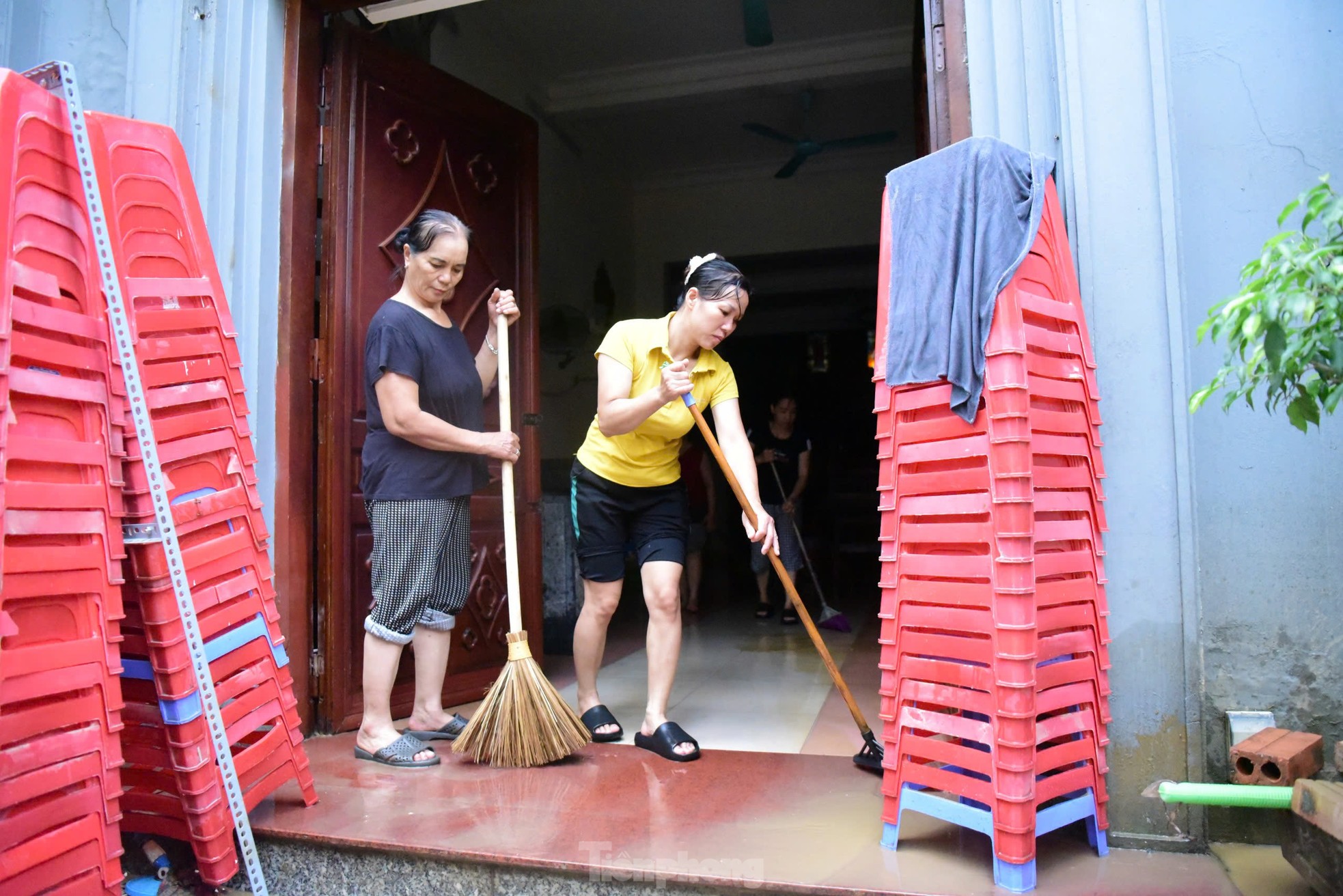 La gente a lo largo del Río Rojo limpia sus casas mientras el agua retrocede. Foto 13