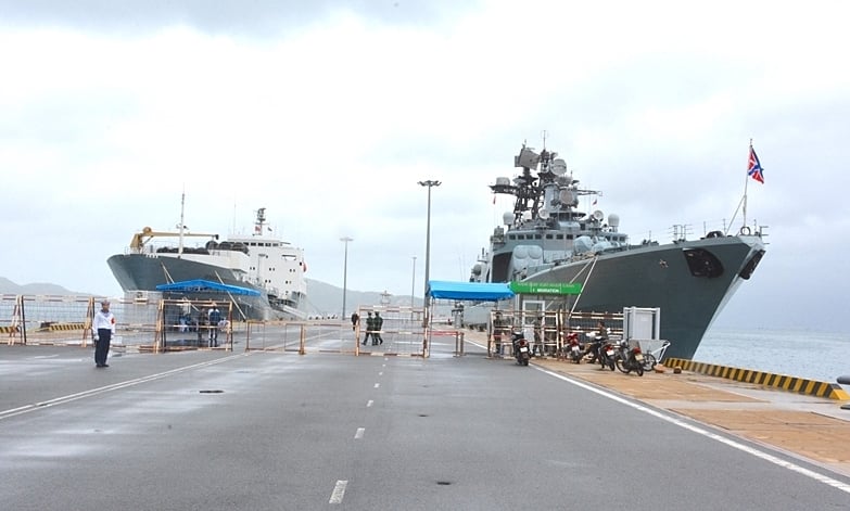 Un destroyer russe accoste au port de Cam Ranh