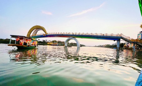 เรือจะแล่นผ่านช่วงที่มีสะพานแสงจันทร์ ซึ่งเป็นจุดเช็คอินในเมืองฮอยอัน