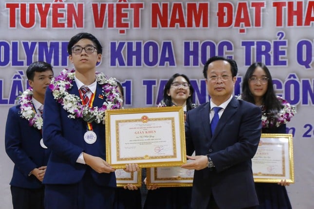 Hà Nội tặng Giấy khen cho học sinh Olympic khoa học trẻ quốc tế ảnh 5