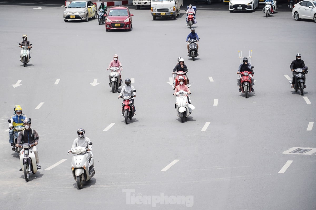 Arbeiter kämpfen unter der sengenden Sonne ums Überleben, während die Straßen in Hanoi über 50 Grad Celsius heiß sind. Foto 17