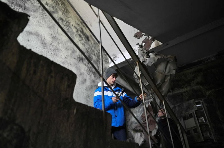 El turista español Alberto Blasco Ventas visita un edificio destruido en el suburbio de Irpin, cerca de Kiev, Ucrania. (Foto: AFP)