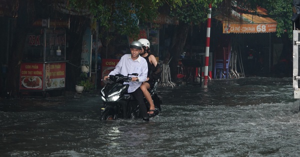 Can Tho inondée après les premières fortes pluies de la saison avec des tempêtes