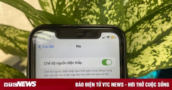 Tại sao biểu tượng pin iPhone có màu vàng?