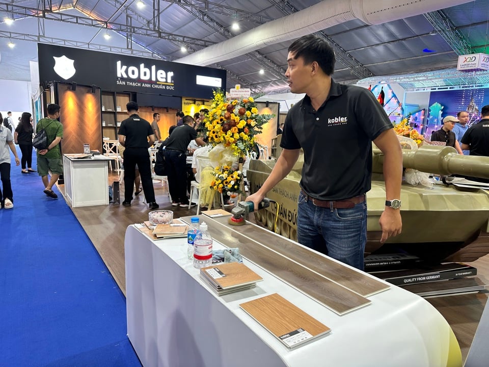 บูธของ Kobler นำเสนอผลิตภัณฑ์ปูพื้นควอตซ์ที่มีส่วนผสมหลักคือหินควอตซ์ผสมผสานกับพื้นผิวด้วยแซฟไฟร์ซึ่งช่วยป้องกันน้ำและปลวกได้พร้อมทั้งยังแข็งแรงอีกด้วย