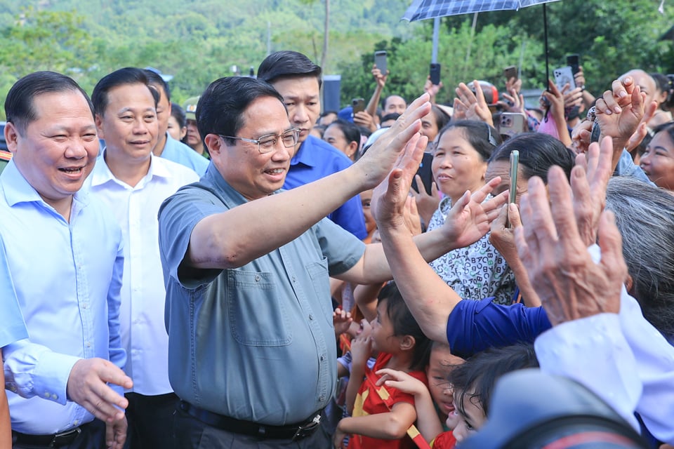 Le Premier ministre Pham Minh Chinh et les habitants du district de Da Bac - Photo : VGP/Nhat Bac