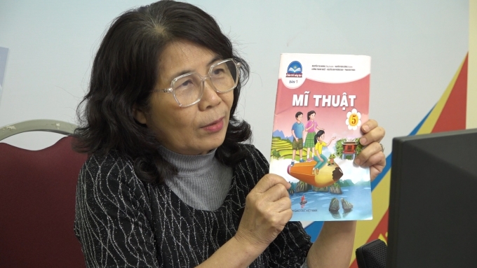 The author introduces the Fine Arts textbook for grade 5 in the Creative Horizons series. Photo: Vietnam Education Publishing House