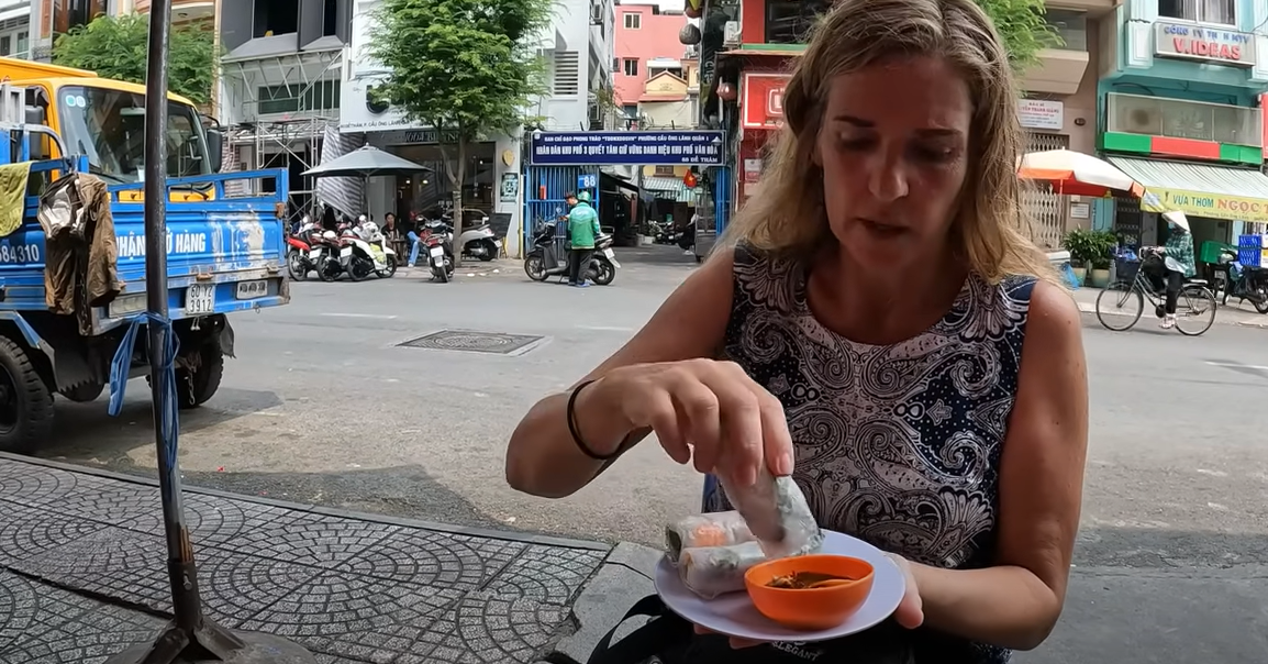 서양 관광객들은 호치민시에서 단돈 10만 VND에 맛있는 음식을 먹을 수 있다는 사실에 놀랍니다.