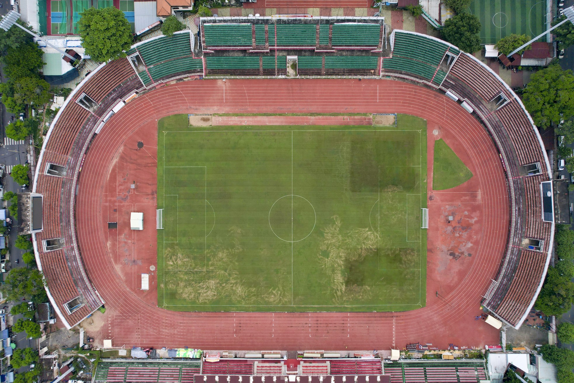 Testigos de la grave degradación del estadio más antiguo de Vietnam foto 13