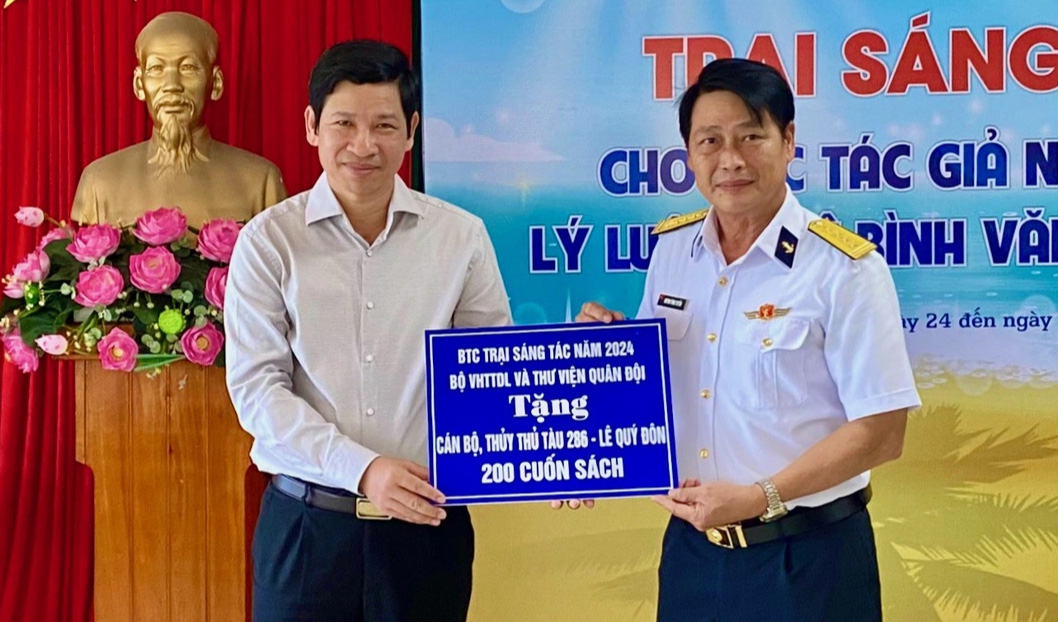 Ông Hồ An Phong - thứ trưởng Bộ Văn hóa, Thể thao và Du lịch - đại diện cho ban tổ chức trại sáng tác và Thư viện Quân đội trao biển tặng 200 cuốn sách cho cán bộ, thủy thủ tàu buồm 286 - Lê Quý Đôn (Học viện Hải quân) - Ảnh: MINH CHIẾN