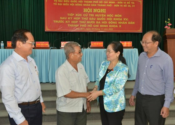 La présidente du Conseil populaire de Ho Chi Minh-Ville, Nguyen Thi Le, a discuté avec les électeurs et les dirigeants du district de Hoc Mon. Photo : CAO THANG