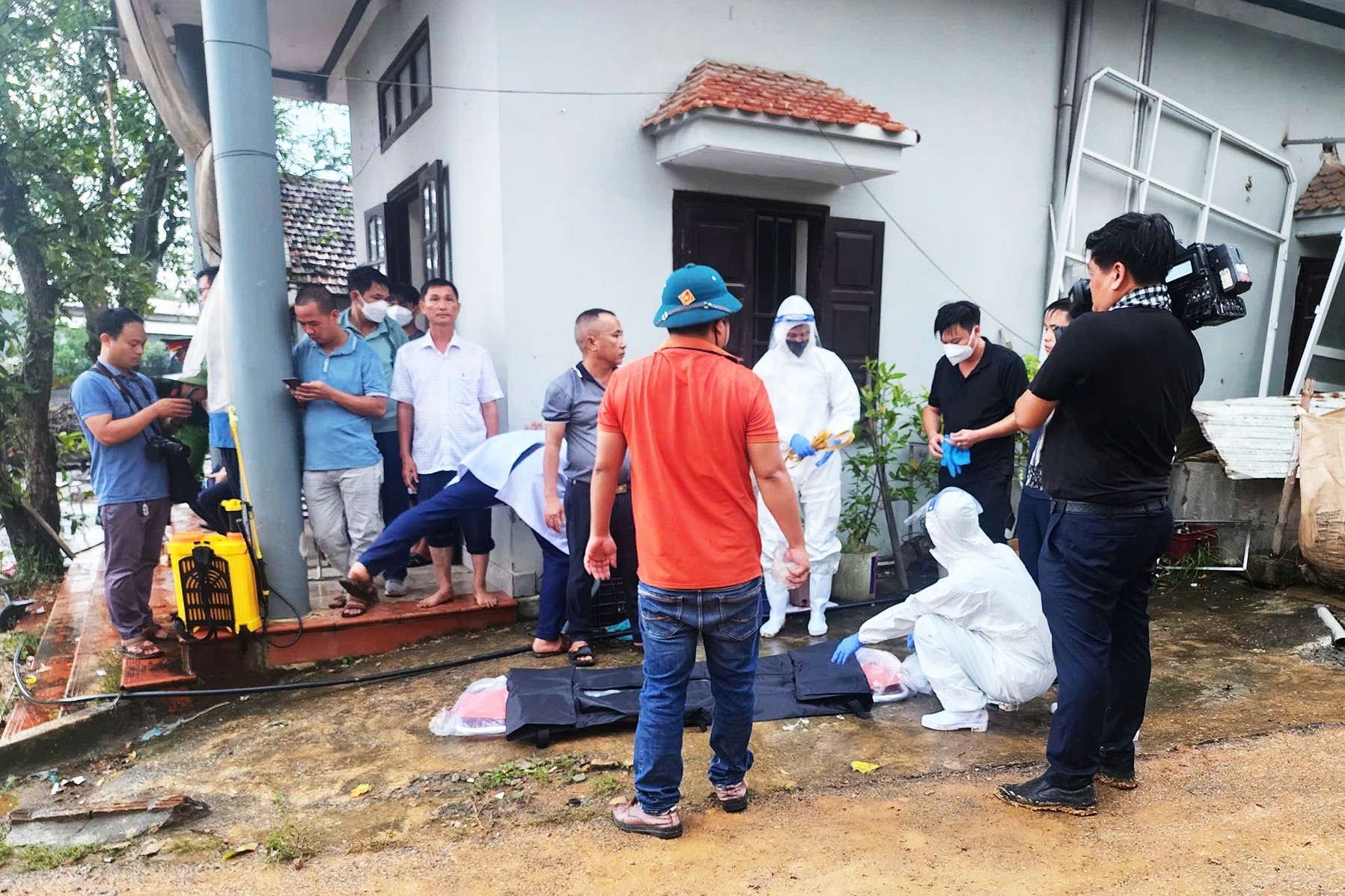 Sattelschlepper nach Brückeneinsturz in Phong Chau geborgen, Fahrer in Kabine gefunden