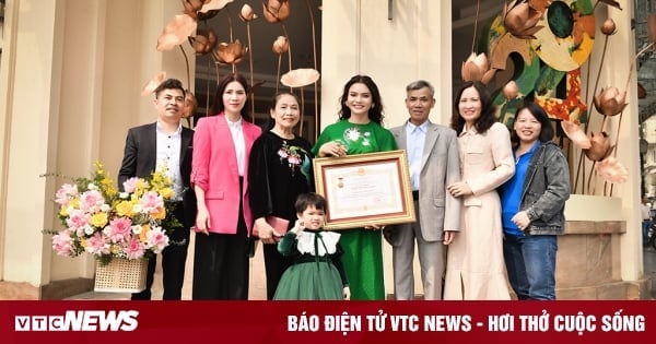 Familie von Nghe An bis Hanoi feiert jüngsten Sänger, der den Titel „Volkskünstler“ erhält