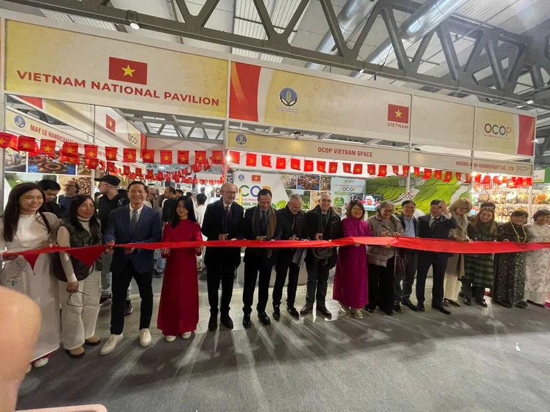 Vietnamesische OCOP-Produkte nehmen zum ersten Mal an der Internationalen Handwerksmesse in Italien teil. Foto 1