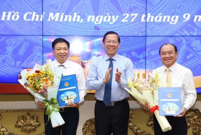 Chairman of Ho Chi Minh City People's Committee appoints many district chairmen and deputy directors of departments photo 1