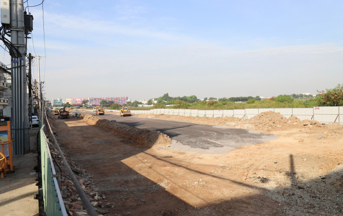 Die Strecke wurde im Vergleich zur bisherigen Strecke um das Fünf- bis Sechsfache erweitert, um Verkehrsstaus in der Umgebung des Flughafens Tan Son Nhat zu vermeiden. Foto von : Ha Giang