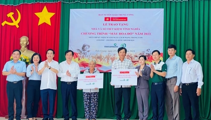 Periódico electrónico del Partido Comunista de Vietnam ofrece casas y libretas de ahorros en agradecimiento en Tien Giang