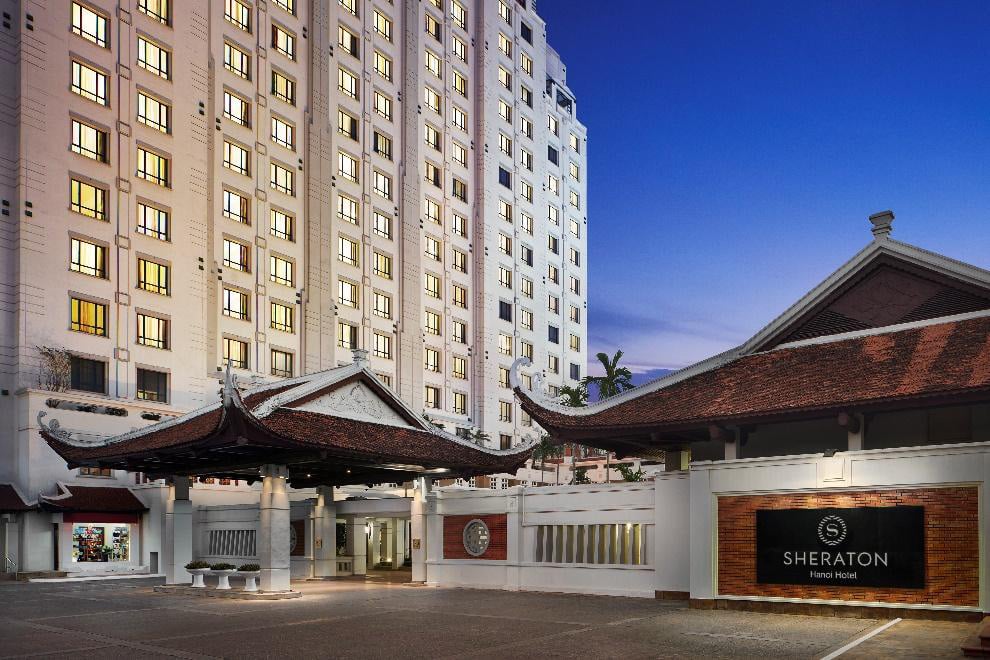 Lối vào sảnh chính của khách sạn Sheraton Hà Nội