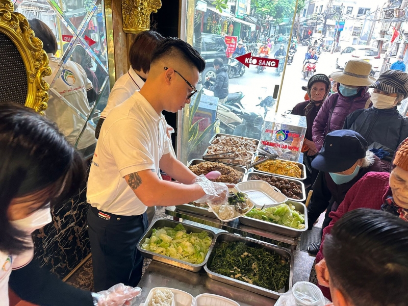 The kindness of Mr. Nguyen Anh Vu has created a special restaurant for the poor.