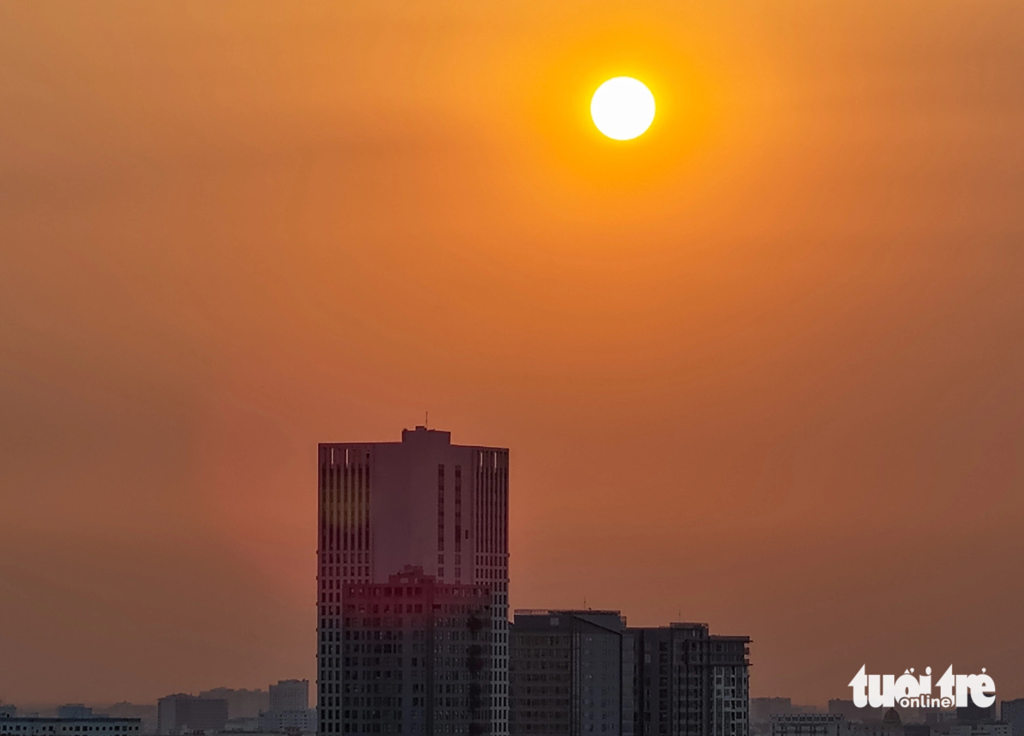 Sự di chuyển của Mặt trời diễn ra khá nhanh, hạ xuống hướng các tòa nhà có thể thấy bằng mắt thường - Ảnh: CHÂU TUẤN