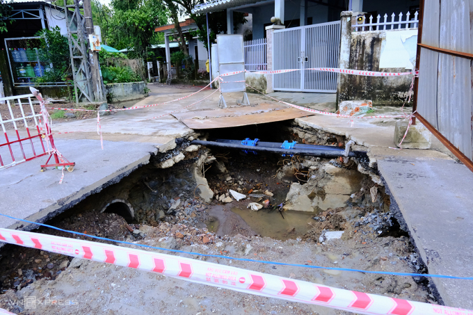 Cống thoát nước từ khu dân cư tổ 5 ra hướng sông Cầu Đỏ cũng chưa hoàn thành. Ảnh: Nguyễn Đông