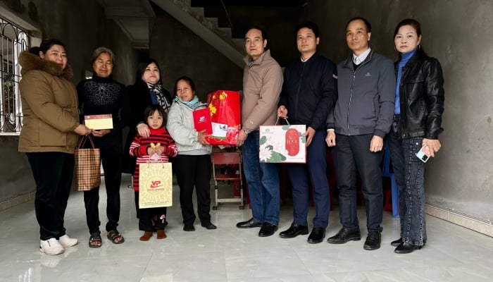 L'Association des journalistes de la province de Vinh Phuc offre des cadeaux du Têt aux familles défavorisées